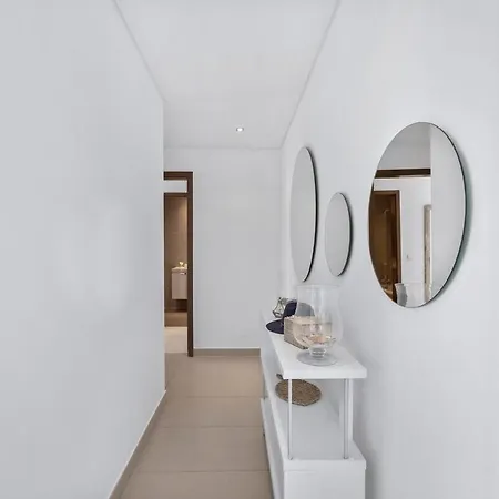 Pool & Close To - Parking, Ac & Wifi Apartment *