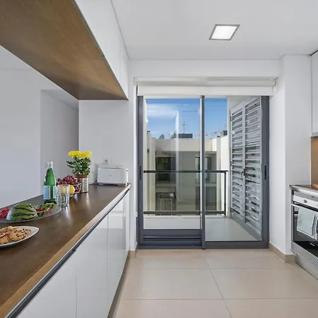 Pool & Close To - Parking, Ac & Wifi Apartment *
