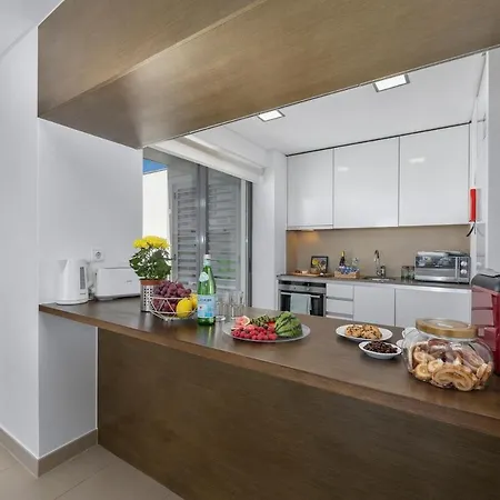 Pool & Close To - Parking, Ac & Wifi