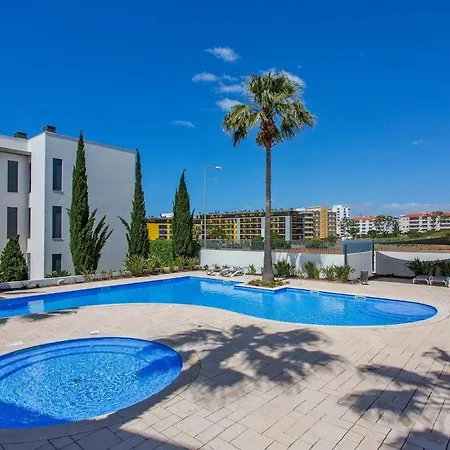 Pool & Close To - Parking, Ac & Wifi *