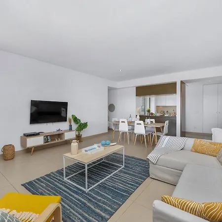 Apartment Pool & Close To - Parking, Ac & Wifi