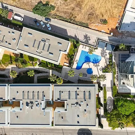 Pool & Close To - Parking, Ac & Wifi Apartment