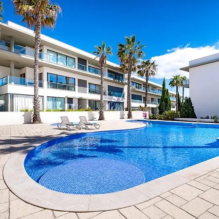 Apartment Pool & Close To - Parking, Ac & Wifi *