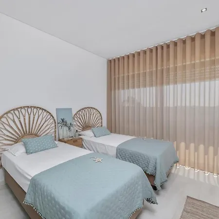 Pool & Close To - Parking, Ac & Wifi Apartment Quarteira